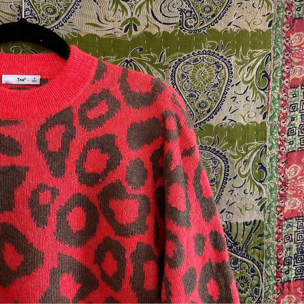 TNA x Aritzia Dayglow Pink/ Soot Animal Print Utica Cropped Sweater Size Small - Picture 5 of 16